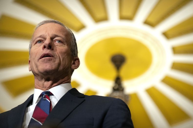 El líder de la mayoría del Senado, John Thune, habla con reporteros en el Capitolio, en martes 14 de enero de 2025, en Washington. (AP Foto/Mark Schiefelbein)