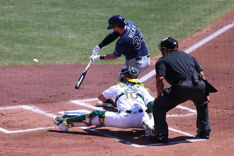 Liam Hicks, de los Rays de Tampa Bay, batea un doble durante la primera entrada del juego de béisbol de Grandes Ligas contra los Atléticos, el miércoles 12 de agosto de 2026, en West Sacramento, California. (AP Foto/Scott Marshall)