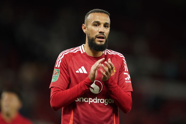 Noussair Mazraoui, del Manchester United, celebra con sus seguidores tras ganar el partido de fútbol de la Copa de la Liga inglesa entre el Manchester United y el Barnsley en Old Trafford, Manchester, Inglaterra, el martes 17 de septiembre de 2024. (AP Foto/Dave Thompson)