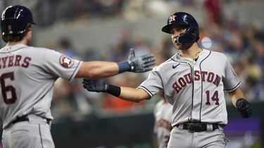 Mauricio Dubón de los Astros de Houston celebra con su compañero Jake Meyers tras anotaron con un elevado de sacrificio en la sexta entrada del juego ante los Rangers de Texas el viernes 30 de junio del 2023. (AP Foto/LM Otero)