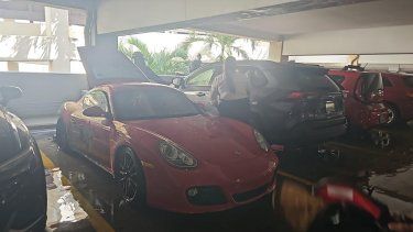 bomberos controlan incendio de un auto en estacionamiento plaza las americas