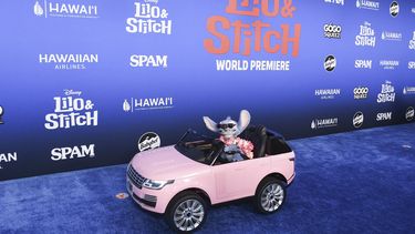 Stitch llega a la premiere de Lilo and Stitch el 17 de mayo del 2025, en el Teatro El Capitan de Los Ángeles. (Richard Shotwell/Invision/AP)