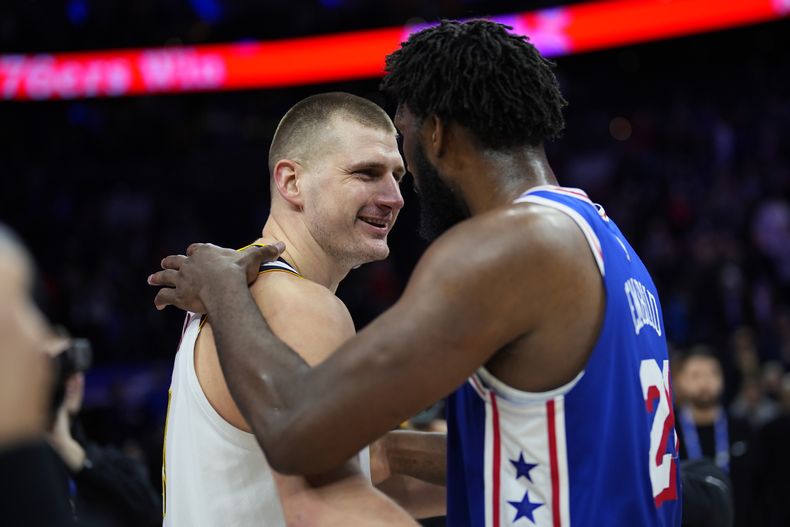 Nikola Jokic (izquierda), de los Nuggets de Denver, y Joel Embiid, de los 76ers de Filadelfia, charlan después del partido del martes 16 de enero de 2024 (AP Foto/Matt Slocum)
