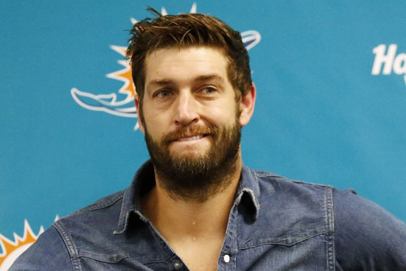 ARCHIVO, En foto del martes 12 de diciembre del 2017, el quarterback de los Dolphins de Miami Jay Cutler en conferencia de prensa tras el encuentro ante los Patriots de Nueva Inglaterra. El viernes 18 de octubre del 2024, arrestan a Cutler por conducir bajo la influencia y posesión de arma tras un choque. (AP Foto/Wilfredo Lee, Archivo)