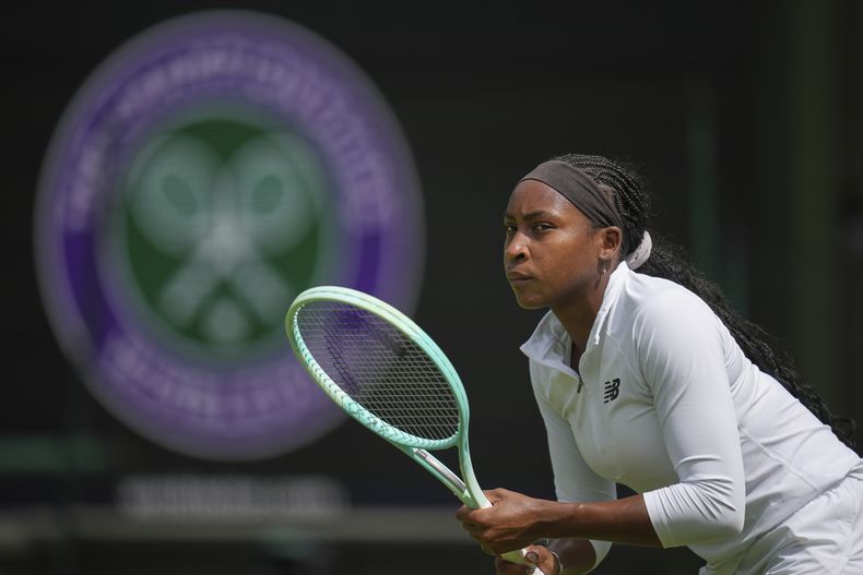 Coco Gauff de Estados Unidos asiste a una sesión de práctica antes del Campeonato de Wimbledon en Londres, el viernes 27 de junio de 2025. (AP Photo/Kin Cheung)