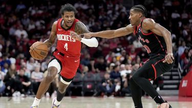 El escolta de los Rockets de Houston, Jalen Green (4), regatea mientras el escolta de los Raptors de Toronto, Ochai Agbaji, a la derecha, defiende durante la primera mitad de un partido de baloncesto de la NBA, el domingo 9 de febrero de 2025, en Houston. (AP Foto/Eric Christian Smith)