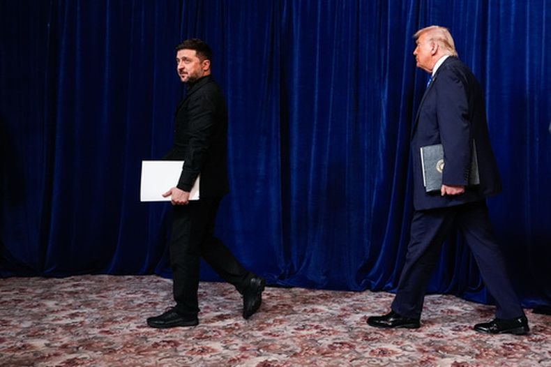 El presidente de EEUU, Donald Trump, y el presidente de Ucrania, Volodymyr Zelenskyy, salen de una conferencia de prensa conjunta en el club Mar-a-Lago de Trump, el domingo 28 de diciembre de 2025, en Palm Beach, Florida. (AP Foto/Alex Brandon)