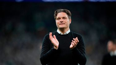ARCHIVO - Edin Terzic, técnico del Borussia Dortmund, aplaude al término de la final de la Liga de Campeones contra el Real Madrid, el 1 de junio de 2024, en Londres. Real Madrid ganó 2-0. (AP Foto/Kin Cheung)