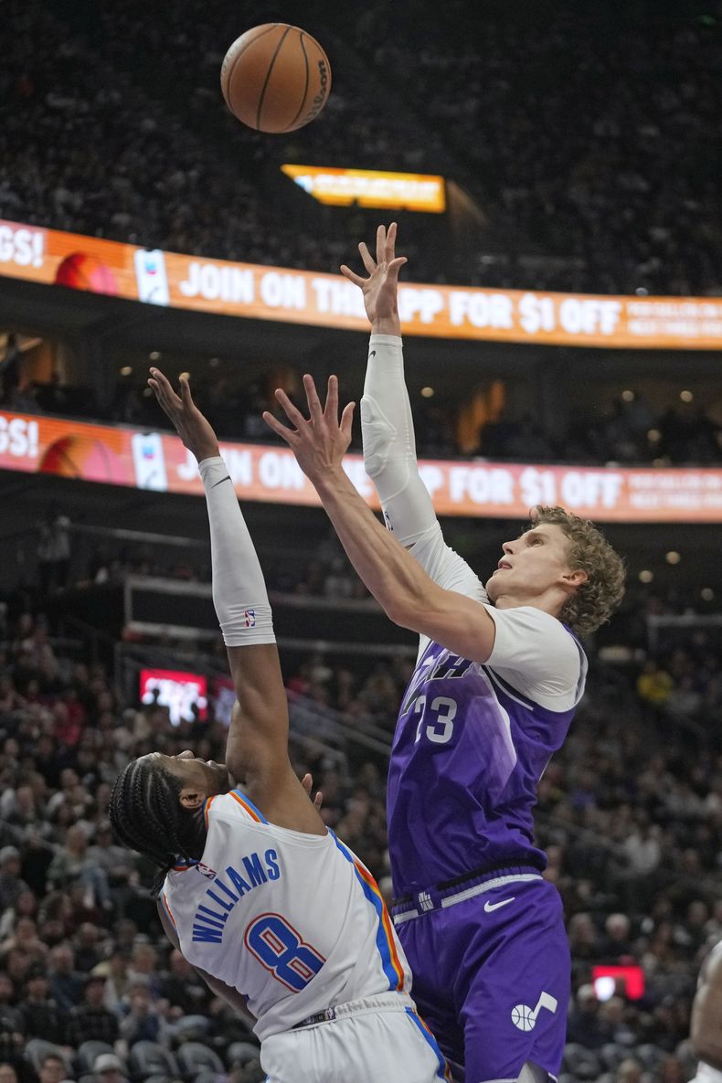 El alero del Jazz de Utah Lauri Markkanen (23) dispara mientras el alero del Thunder de Oklahoma City Jalen Williams (8) defiende durante la segunda mitad del partido de baloncesto de la NBA el jueves 18 de enero de 2024 en Salt Lake City. (AP Foto/Rick Bowmer)