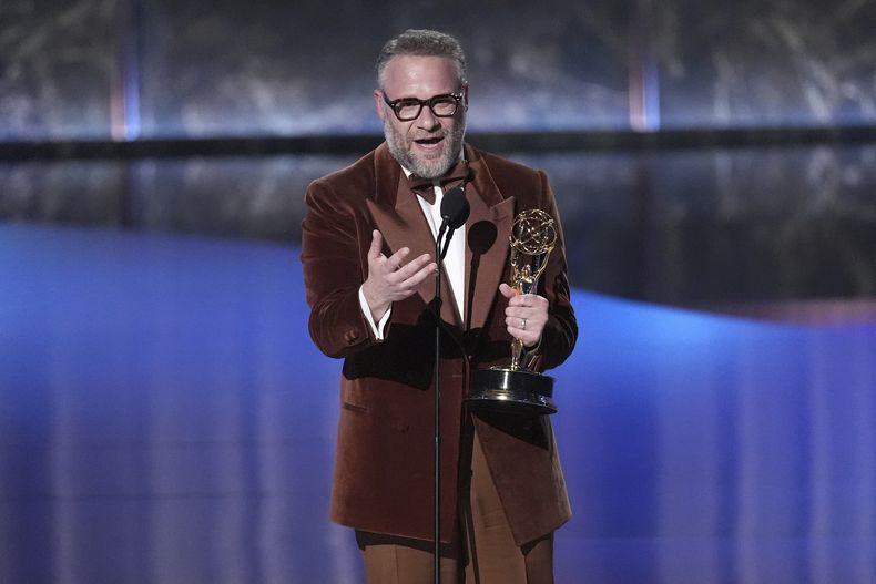 Seth Rogen acepta el premio al mejor actor principal en una serie de comedia por The Studio en la 77a edición de los Premios Emmy el domingo 14 de septiembre de 2025 en el Teatro Peacock de Los Ángeles. (Foto AP/Chris Pizzello)