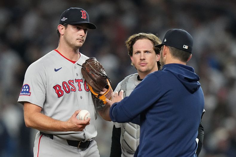 Garrett Whitlock, relevista de los Medias Rojas de Boston, es retirado por el manager Chad Tracy en el segundo juego de la serie de comodines ante los Yankees de Nueva York, el miércoles 30 de septiembre de 2026 (AP Foto/Frank Franklin II)