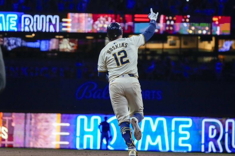 Rhys Hoskins, de los Cerveceros de Milwaukee, reacciona después de batear un grand slam durante la sexta entrada del juego de béisbol en contra de los Rangers de Texas, el lunes 24 de junio de 2024 en Milwaukee. (AP Foto/Morry Gash)