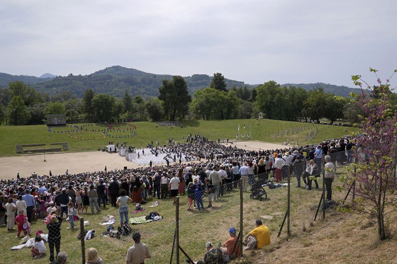 ARCHIVO - Foto del 16 de abril del 2024, asistentes observan la ceremonia de encendido de la llama olímpica en Olimpia antigua. (AP Foto/Thanassis Stavrakis, Archivo)