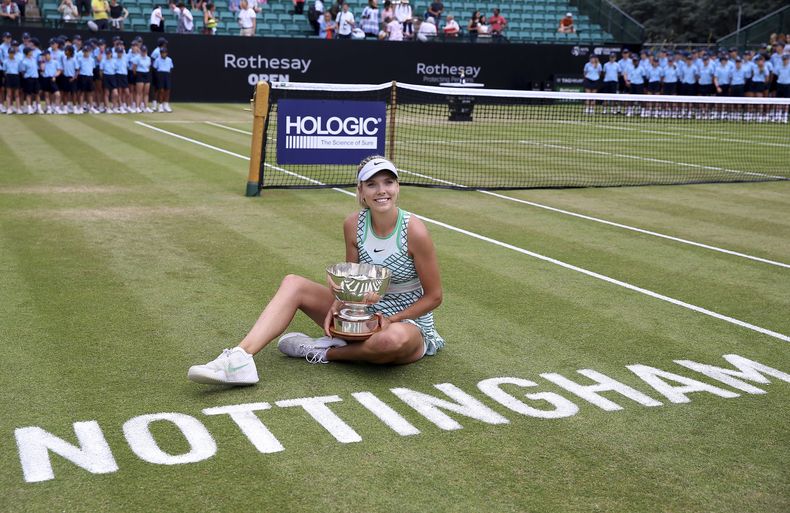 Katie Boulter posa con el trofeo de campeona tras derrotar a Jodie Burrage 6-3, 6-3 en la final del Abierto de Nottingham, el domingo 18 de junio de 2023. (Nigel French/PA vía AP)