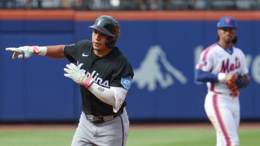 El venezolano Javier Sanoja, de los Marlins de Miami, recorre las bases luego de conectar un jonrón ante los Mets de Nueva York, el sábado 1 de agosto de 2026 (AP Foto/Heather Khalifa)