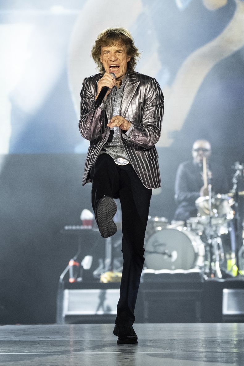 Mick Jagger de Los Rolling Stones se presenta en la primera noche de la etapa estadounidense de su gira Hackney Diamonds el domingo 28 de abril de 2024 en Houston. (Foto Amy Harris/Invision/AP)