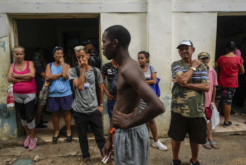 Los residentes hacen fila para comprar pan durante un apagón masivo luego de que una gran planta eléctrica falló en La Habana, Cuba, el sábado 19 de octubre de 2024. (Foto AP/Ramón Espinosa)