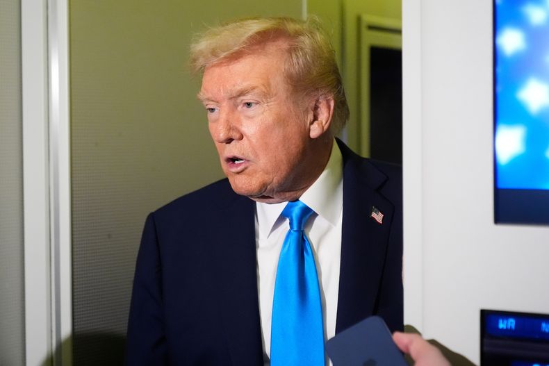 El presidente estadounidense Donald Trump habla con reporteros a bordo del Air Force One en la Base Aérea Al Udeid Air Base en Doha, Qatar, el sábado 25 de octubre de 2025. (AP Foto/Mark Schiefelbein)