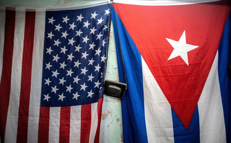 ARCHIVO - Una bandera estadounidense y una cubana cuelgan en una pared el lunes 11 de enero de 2021, en La Habana, Cuba. (AP Foto/Ramón Espinosa, archivo)