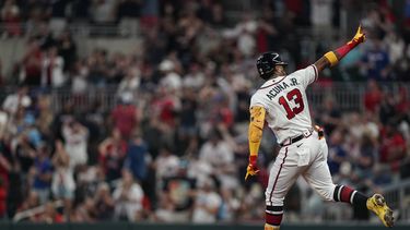 Acuña aporta todas las carreras de Bravos que vencen a Filis