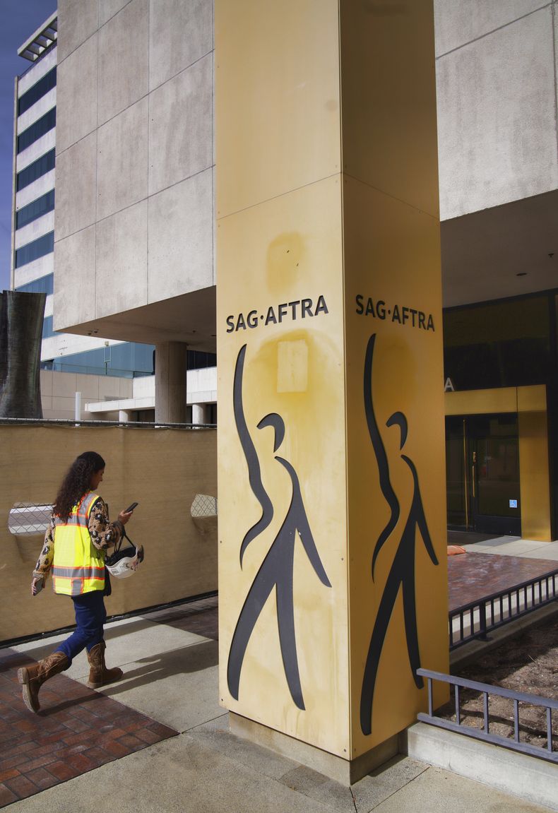 Una persona ingresa a las oficinas del Sindicato de Actores de la Pantalla-Federación Estadounidense de Artistas de Televisión y Radio (SAG-AFTRA, por sus siglas en inglés), el viernes 10 de noviembre de 2023, en Los Ángeles. (AP Foto/Richard Vogel)