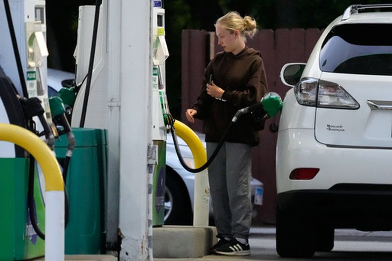 Una clienta consulta el precio de la gasolina antes de cargar el tanque de su vehículo en una gasolinera en Lincolnshire, Illinois, el lunes 8 de junio de 2026. (Foto AP/Nam Y. Huh)