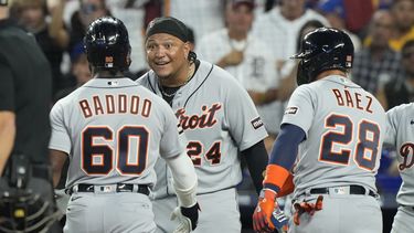 El venezolano Miguel Cabrera festeja con el puertorriqueño Javier Báez y con Akil Baddoo, de los Tigres de Detroit, en el juego del sábado 29 de julio de 2023, ante los Marlins de Miami (AP Foto/Marta Lavandier)