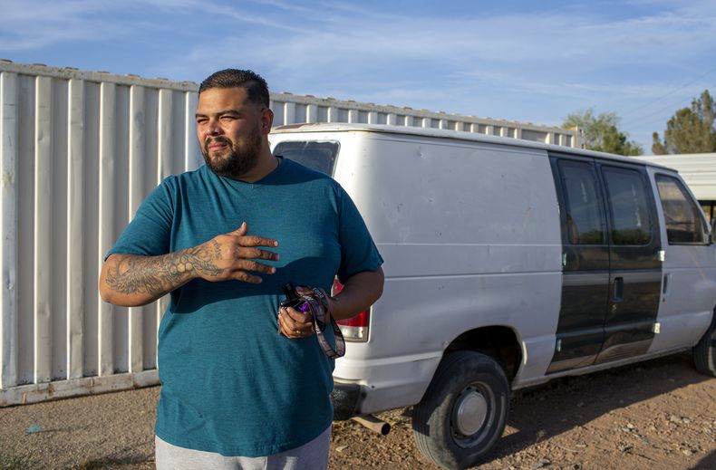 El solicitante de asilo venezolano Luis López muestra la camioneta que está reparando para iniciar un negocio de pintura y remodelación de viviendas luego de que obtenga un permiso de trabajo, el viernes 12 de mayo de 2023, en El Paso, Texas. Cuando López se perdió el año pasado en la selva del Darién con su esposa, entonces embarazada de siete meses, sus dos hijos pequeños y la abuela de ella, con frecuencia se arrodillaba en el lodo para suplicar a Dios que no les abandonara. (AP Foto/Andrés Leighton)