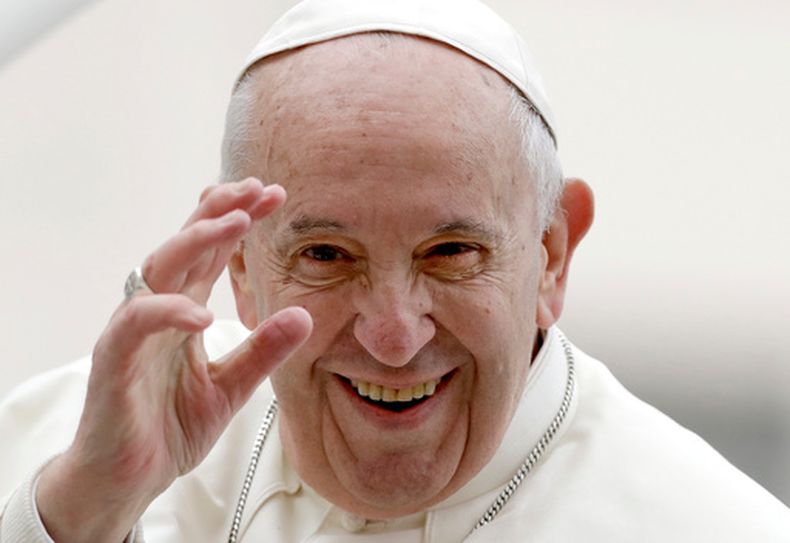 ARCHIVO - El papa Francisco se marcha al finalizar su audiencia general semanal en la Plaza de San Pedro, en el Vaticano, el 15 de mayo de 2019. (Foto AP/Andrew Medichini, archivo)