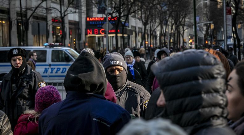 ARCHIVO - Agentes de la Policía de Nueva York patrullan los alrededores del Rockefeller Center en Nueva York el 19 de diciembre de 2019. Un observador federal nombrado por un juez reportó el lunes 5 de junio de 2023 que la estrategia de la policía de la ciudad de Nueva York de dar el alto a gente y registrarla, dentro de una iniciativa contra la violencia armada, perjudica a las comunidades de color e infringe la ley. (AP Foto/Bebeto Matthews, Archivo)