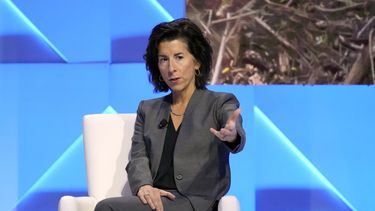 La secretaria de Comercio de Estados Unidos Gina Raimondo en un evento en San Francisco el 15 de noviembre de 2023. (AP foto/Eric Risberg)