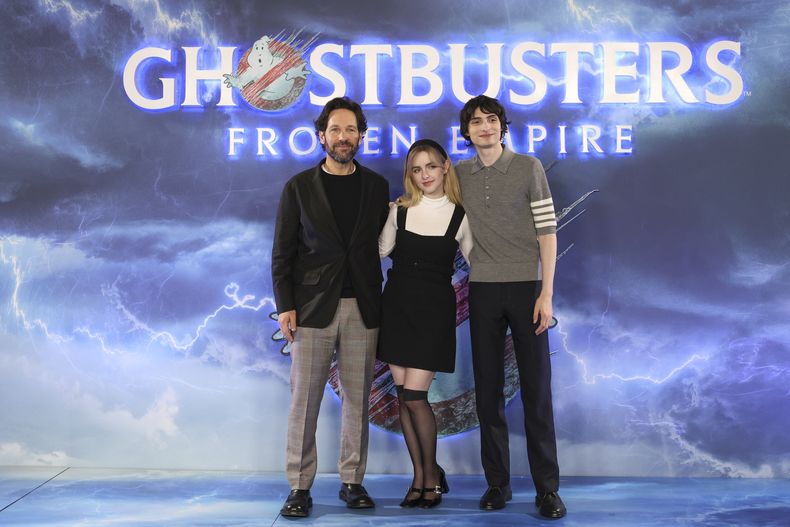 Paul Rudd, de izquierda a derecha, McKenna Grace y Finn Wolfhard posan para un retrato en la sesión de la película Ghostbusters: Frozen Empire el jueves 21 de marzo de 2024 en Londres. (Foto Vianney Le Caer/Invision/AP)