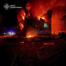 En esta imagen, distribuida por el Servicio de Emergencias de Ucrania, bomberos extinguen un incendio tras un ataque con cohetes rusos en Dobropillya, en la región de Donetsk, en el este de Ucrania, el 8 de marzo de 2025. (Servicio de Emergencias de Ucrania vía AP)