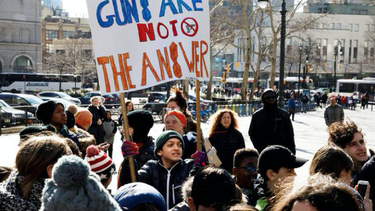 Miles de jóvenes en EEUU protestan contra violencia de armas