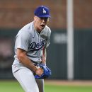 El abridor Bobby Miller, de los Dodgers de Los Ángeles, festeja tras conseguir un ponche ante los Bravos de Atlanta, durante el juego del martes 23 de mayo de 2023 (Jason Getz/Atlanta Journal-Constitution via AP)