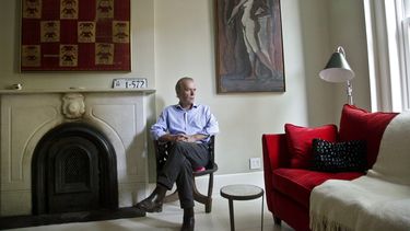 ARCHIVO - El novelista británico Martin Amis posa en la sala de su nueva casa en el distrito de Brooklyn, en Nueva York, el 17 de agosto de 2012. (AP Foto/Bebeto Matthews, Archivo)