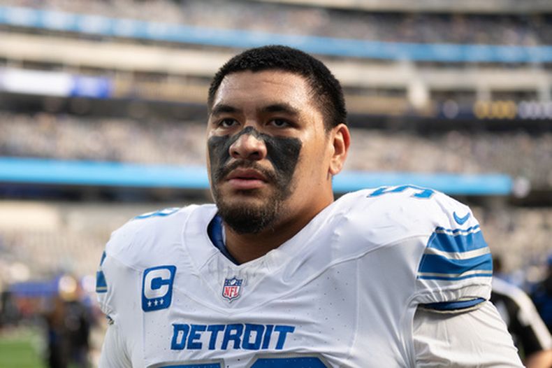 ARCHIVO - Foto del 14 de diciembre del 2025, el tackle ofensivo de los Lions de Detroit Penei Sewell camina al vestuario antes del juego de los Rams de Los Ángeles. (AP Foto/Kyusung Gong, Archivo)