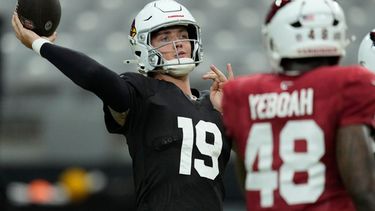 Carson Beck, quarterback de los Cardinals de Arizona, lanza un pase en una práctica el domingo 2 de agosto de 2026 (AP Foto/Ross D. Franklin)