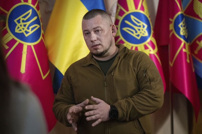 El subjefe de la oficina del presidente de Ucrania, el coronel Pavlo Palisa, habla en entrevista con The Associated Press en Kiev, Ucrania, el miércoles 22 de enero de 2025. (AP Foto/Efrem Lukatsky)