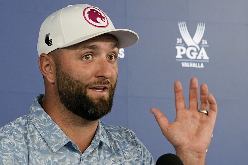 Jon Rahm, de España, conversa durante una conferencia de prensa del Campeonato PGA en el Valhalla Golf Club, el martes 14 de mayo de 2024, en Louisville, Kentucky. (AP Foto/Sue Ogrocki)