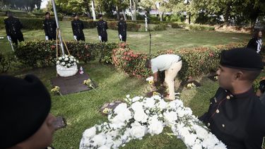 La policía lleva flores durante una ceremonia en honor a los estudiantes panameños asesinados en 1964, en el Día de los Mártires en la Ciudad de Panamá, el jueves 9 de enero de 2025. (Foto AP/Agustín Herrera)