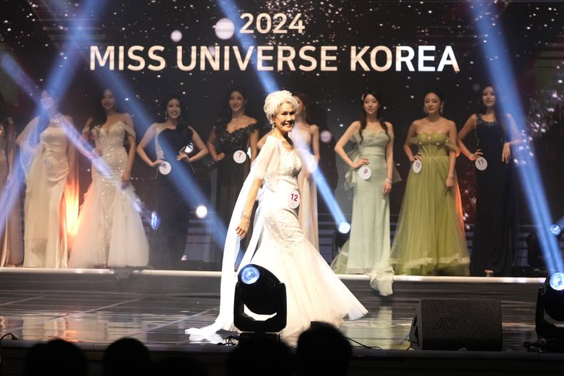 La surcoreana Choi Soon-hwa, de 81 años, compite durante el Miss Universo Corea 2024 en Seúl, Corea del Sur, el lunes 30 de septiembre de 2024. (Foto AP/Lee Jin-man)