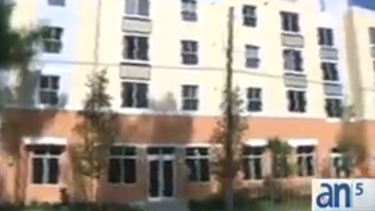 americateve | El teatro Martí que está en la pequeña habana es ahora la residencia de cientos de personas de la tercera edad.