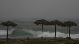 Las olas rompen en la playa durante el paso del huracán Rafael en La Habana, Cuba, el miércoles 6 de noviembre de 2024. Tras su paso, gran parte de la isla se mantiene sin energía eléctrica, el 7 de noviembre de 2024. (Foto AP/Ramón Espinosa)