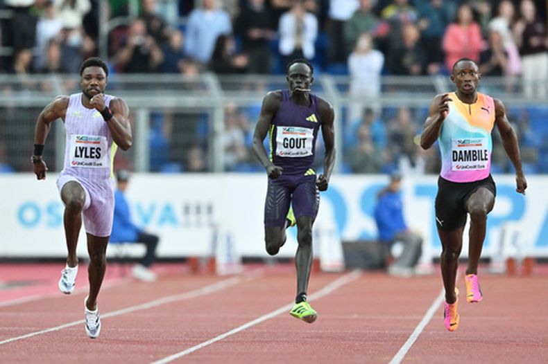 Noah Lyles de Estados Unidos, izquierda; Gout Gout, de Australia y Sinesipho Dambile, de Sudáfrica, derecha, compiten durante la prueba de 150 metros en la reunión atlética Golden Spike, el martes 16 de junio de 2026, en Ostrava, República Checa. (AP Foto/Lukas Kabon)