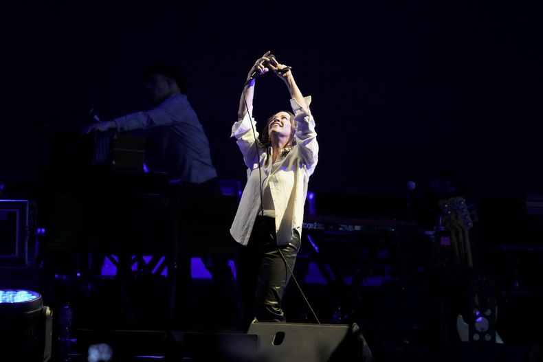Alanis Morissette durante su concierto en el festival Corona Capital de la Ciudad de México el viernes 17 de noviembre de 2023. (Foto AP/Eduardo Verdugo)