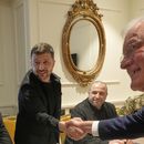 El presidente de Ucrania, Volodymyr Zelenskyy, a la izquierda, estrecha la mano con el enviado especial de Estados Unidos para Ucrania y Rusia, Joseph Keith Kellogg, durante su reunión en Roma, Italia, el miércoles 9 de julio de 2025. (AP Foto/Gregorio Borgia)
