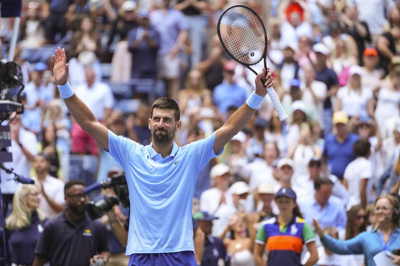 El serbio Novak Djokovic reacciona ante la multitud después de derrotar al estadounidense Zachary Svajda durante la segunda ronda del campeonato de tenis del Abierto de Estados Unidos, el miércoles 27 de agosto de 2025, en Nueva York. (AP Photo/Kirsty Wigglesworth)