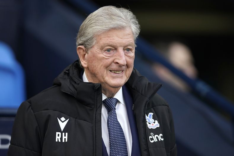 ARCHIVO - Foto del 16 de diciembre del 2023, el técnico del Crystal Palace Roy Hodgson durante el encuentro ante el Manchester City en la Liga Premier. El jueves 15 de febrero del 2024, trasladan a Hodgson al hospital después de que se sintió mal durante el entrenamiento del equipo, el club confirma que está estable. (AP Foto/Dave Thompson, Archivo)