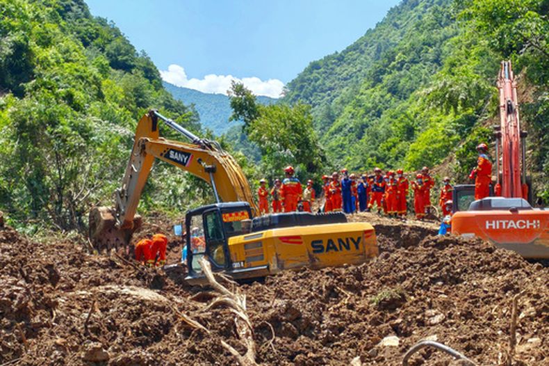 En esta imagen publicada por la agencia de noticias Xinhua, rescatistas trabajan tras un alud de tierra en el municipio de Nanhe, en el condado de Tanchang, ciudad de Longnan, en la provincia noroccidental china de Gansu, el martes 7 de julio de 2026. (Xinhua vía AP)